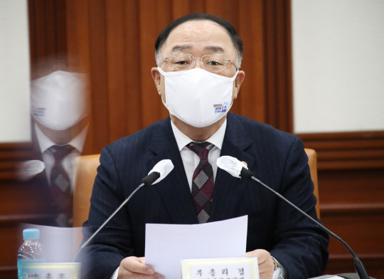 홍남기 경제부총리 겸 기재부 장관이 지난 8일 정부서울청사에서 열린 제2차 혁신성장 BIG3 추진회의를 주재하고 있다. 연합뉴스.